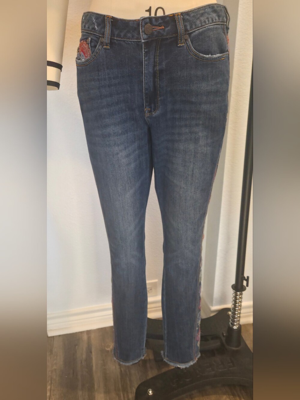 Sundance Jeans Womens 30 Blue Floral Embroidered Primrose Tapered Leg Cutoff